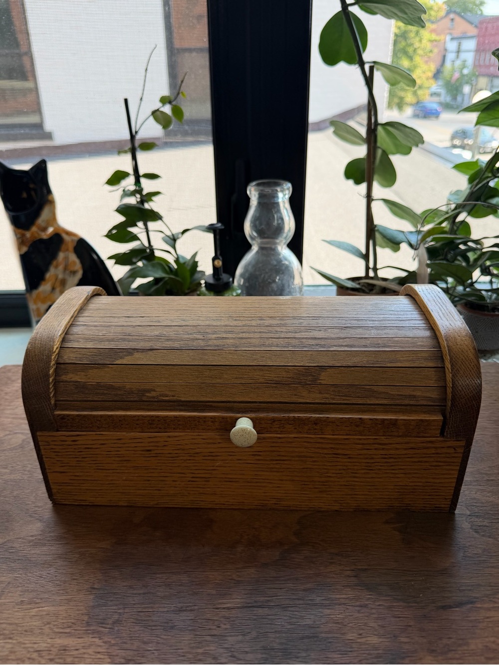VINTAGE YIELD HOUSE BROWN WOODEN ROLL TOP BREAD BOX